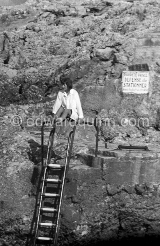 Greta Garbo, george Schlee at villa “The Rock”, gymnastics beside the sea. Cap d’Ail 1958. - Photo by Edward Quinn