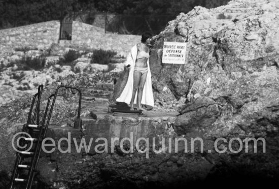 "Paparazzo photo": Greta Garbo at the swimming place of Villa The Rock. Cap d’Ail 1959. - Photo by Edward Quinn