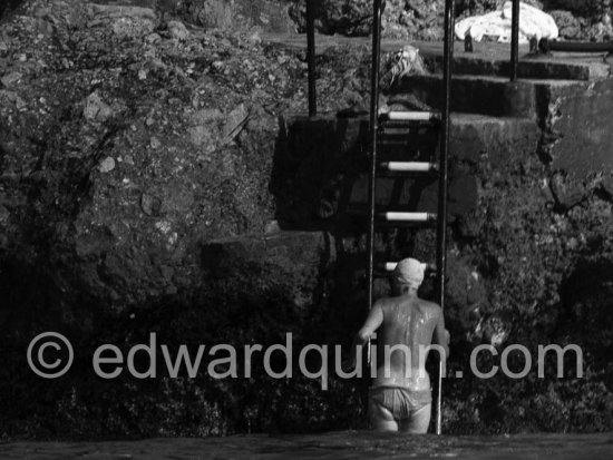 "Paparazzo photo": Greta Garbo at the swimming place of Villa The Rock. Cap d’Ail 1959. - Photo by Edward Quinn