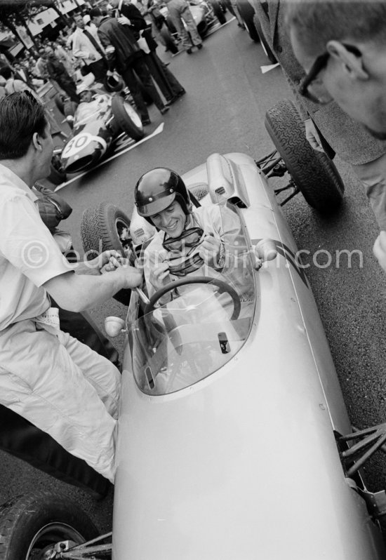 Dan Gurney, (4) Porsche F1-804. Maurice Trintignant, (30) Lotus 24. Monaco Grand Prix 1962. - Photo by Edward Quinn