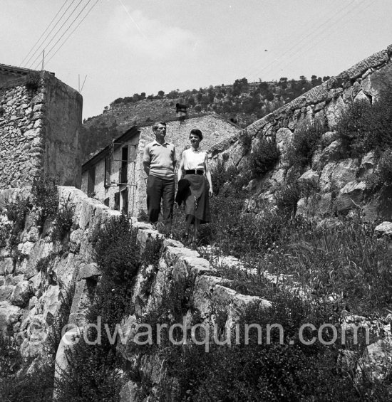 Lawrence Hanson and Elisabeth Hanson, biographical writers. Tourrettes-sur-Loup 1954. - Photo by Edward Quinn