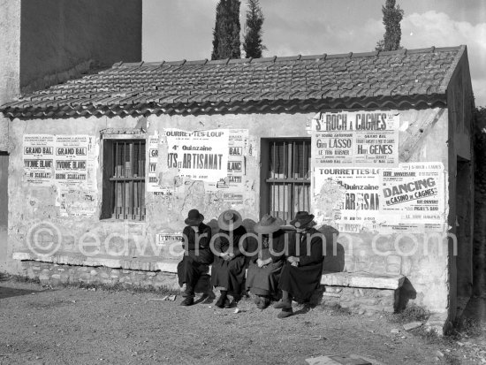 Old ladies, Haut-de-Cagnes 1954. - Photo by Edward Quinn