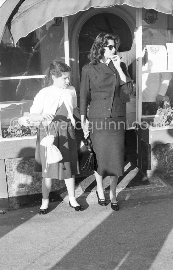 Rita Hayworth with her daughter Rebecca in Nice 1955. - Photo by Edward Quinn