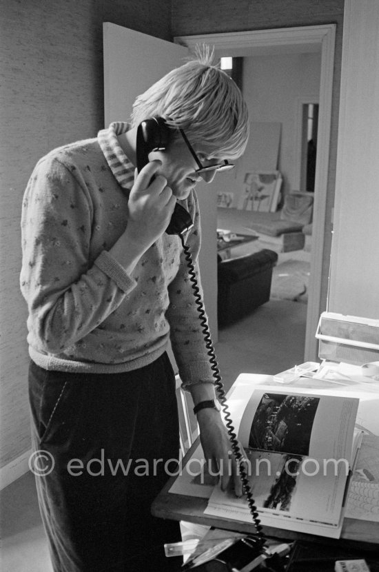 David Hockney viewing the book "James Joyce\'s Dublin" by Edward Quinn. Paris 1975. - Photo by Edward Quinn