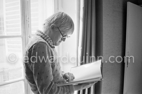 David Hockney viewing the book "James Joyce\'s Dublin" by Edward Quinn. Paris 1975. - Photo by Edward Quinn