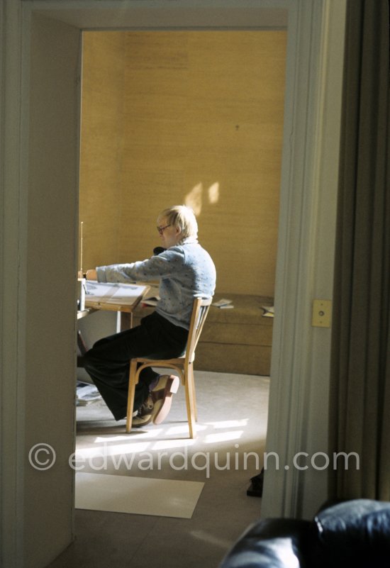 David Hockney working on the set design for "The Rake\'s Progress" at England’s Glyndebourne Opera Festival Paris 1975. 1975. - Photo by Edward Quinn