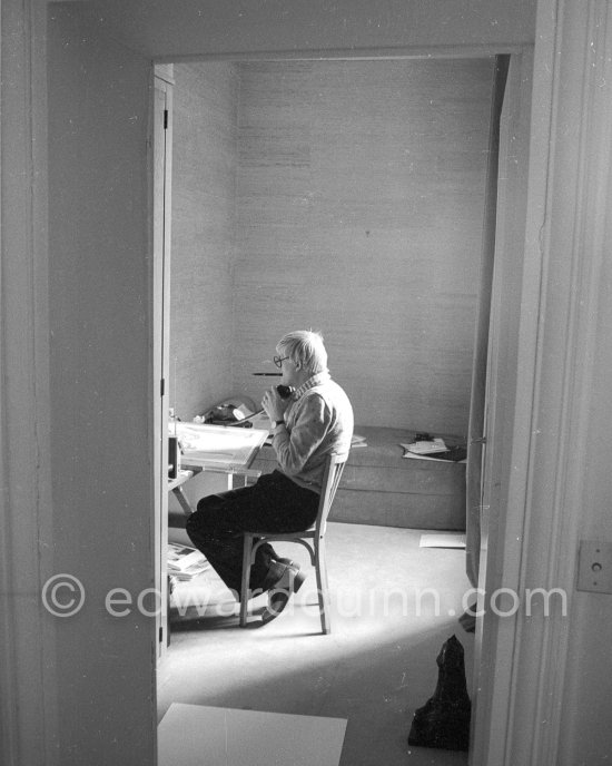 David Hockney working on the set design for "The Rake\'s Progress" at England’s Glyndebourne Opera Festival Paris 1975. 1975. - Photo by Edward Quinn