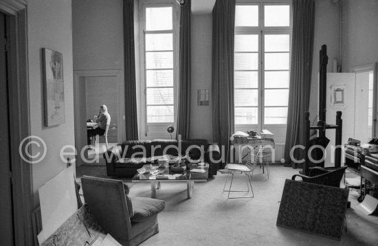 David Hockney working on the set design for "The Rake\'s Progress" at England’s Glyndebourne Opera Festival Paris 1975. 1975. - Photo by Edward Quinn