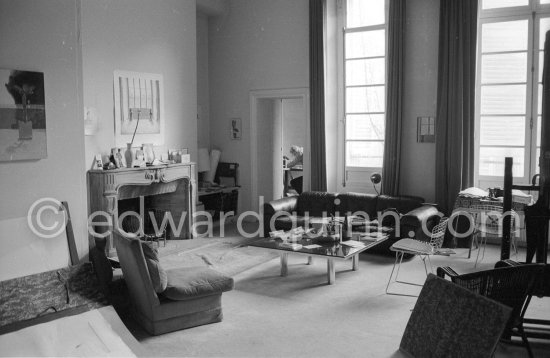 David Hockney working on the set design for "The Rake\'s Progress" at England’s Glyndebourne Opera Festival Paris 1975. - Photo by Edward Quinn