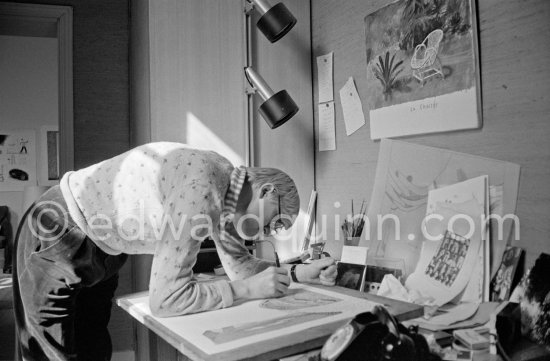 David Hockney working on Drop Cobweb Drape, Tom\'s House from "The Rake\'s Progress", 1975. - 1979. Paris 1975. - Photo by Edward Quinn