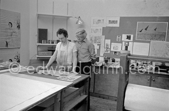 David Hockney at his printer\'s (?) studio in London 1977. - Photo by Edward Quinn