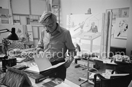 David Hockney viewing the book "Max Ernst" by Edward Quinn. London 1977. - Photo by Edward Quinn