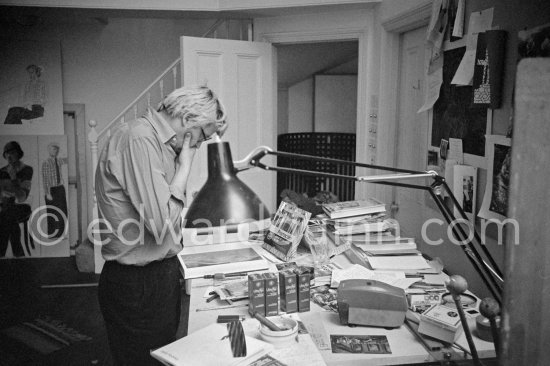 David Hockney viewing the book "Max Ernst" by Edward Quinn. London 1977. - Photo by Edward Quinn