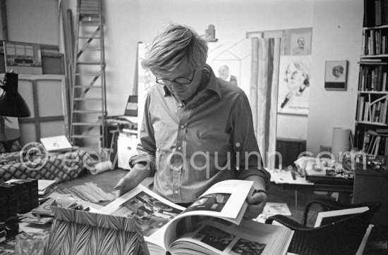 David Hockney viewing the book "Max Ernst" by Edward Quinn. London 1977. - Photo by Edward Quinn