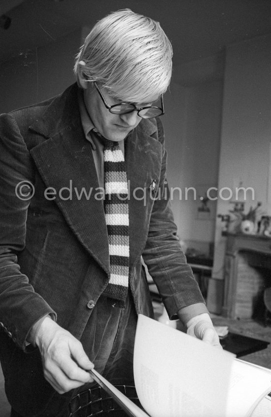 David Hockney viewing the book "Picasso de Draeger" by Edward Quinn. Paris 1975. - Photo by Edward Quinn