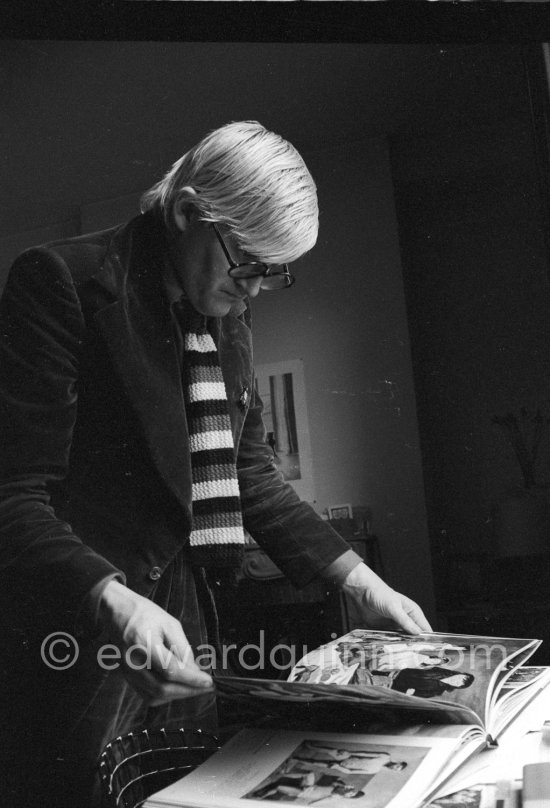 David Hockney viewing the book "Picasso de Draeger" by Edward Quinn. Paris 1975. - Photo by Edward Quinn