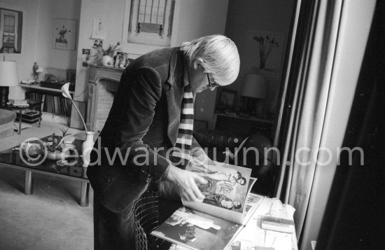 David Hockney viewing the book "Picasso de Draeger" by Edward Quinn. Paris 1975. - Photo by Edward Quinn