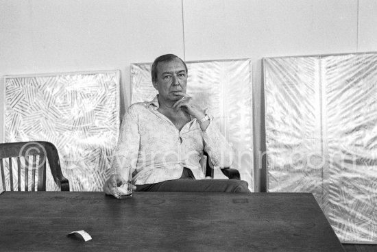 Jasper Johns at his studio in New York 1982. - Photo by Edward Quinn