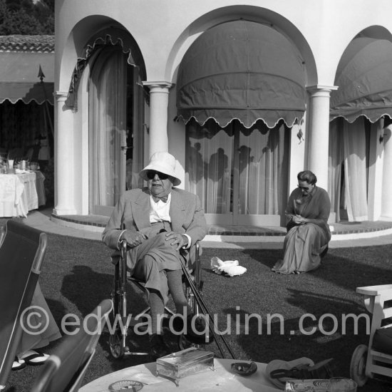 Prince Aga Khan and the Begum with one of the doves at Villa Yakymour, Le Cannet 1956. Aga Khan chose the name of the mansion. It stands for the name of the Begum (Yaki) and for love (amour). - Photo by Edward Quinn