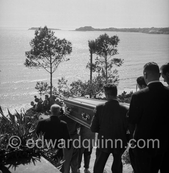 Funeral of Moïse Kisling, Villa "La Baie". Sanary-sur-Mer, Var, Provence-Alpes-Côte d\'Azur 1953. - Photo by Edward Quinn