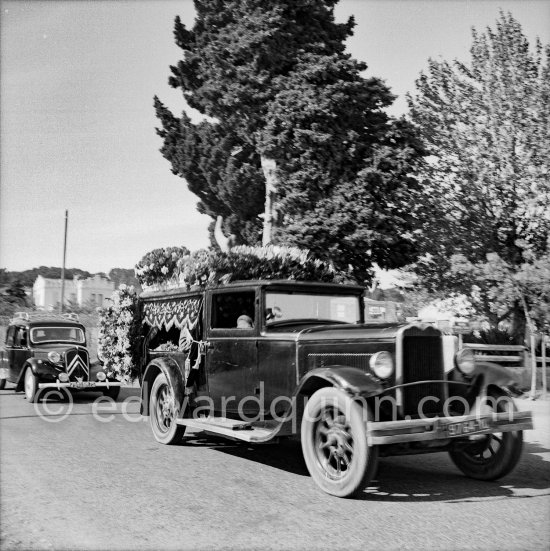 Funeral of Moise Kisling, Sanary-sur-Mer, Var, Provence-Alpes-Côte d\'Azur 1953. - Photo by Edward Quinn