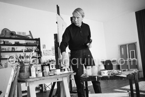 Louis le Brocquy at his studio. Carros 1964. - Photo by Edward Quinn