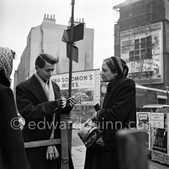 Second hand dealer. London 1950. - Photo by Edward Quinn