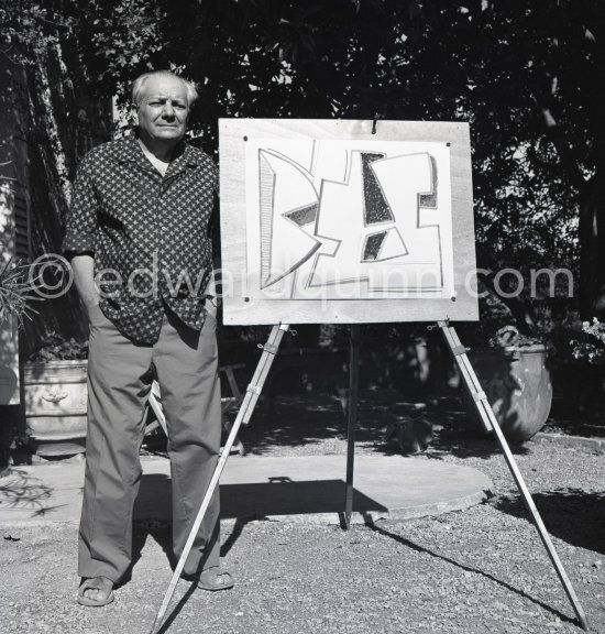 Alberto Magnelli in the garden of his studio La Ferrage, Plan-de-Grasse 1957. - Photo by Edward Quinn