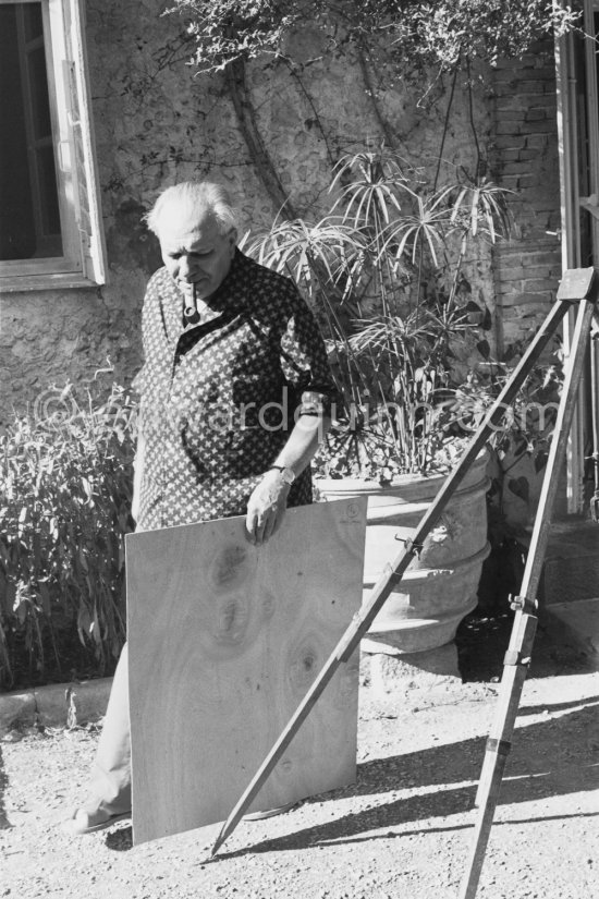 Alberto Magnelli in the garden of his studio La Ferrage, Plan-de-Grasse 1957. - Photo by Edward Quinn