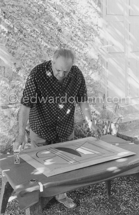 Alberto Magnelli in the garden of his studio La Ferrage, Plan-de-Grasse 1957. - Photo by Edward Quinn