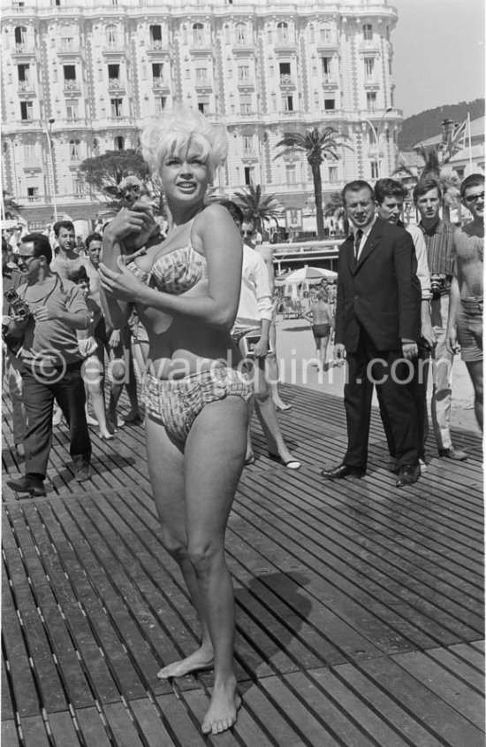 Curvy Jayne Mansfield and her hardly recognizable Chihuahua. Cannes 1958. - Photo by Edward Quinn