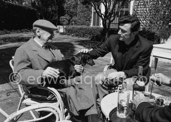 Visit of Laurence Harvey to Somerset Maugham before working in “Of Human Bondage” film. Villa Mauresque, Saint-Jean-Cap-Ferrat 1963. - Photo by Edward Quinn