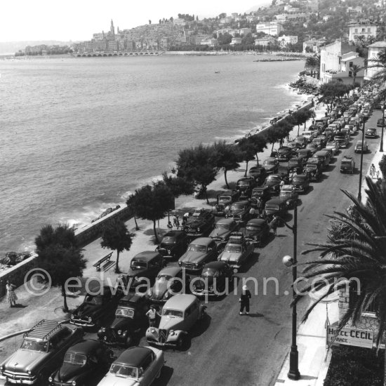 Trafic jam. Border to Italy. Menton 1955. - Photo by Edward Quinn