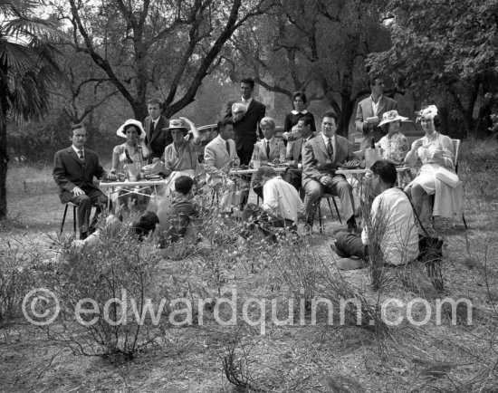 Paul Meurisse (white suit) during filming of “Le Déjeuner sur l\'herbe” at the Auguste Renoir house "Les Collettes". Cagnes-sur-Mer 1959. - Photo by Edward Quinn