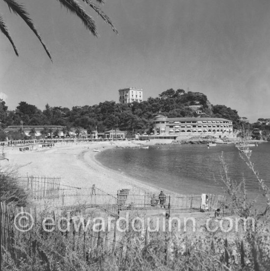 Monte Carlo Beach and Villa La Vigie about 1957. Roquebrune-Cap-Martin, 
Construite en 1902 pour Sir William Ingram de l\'Illustrated London News, aristocrate, homme d\'affaires et homme politique britannique, la villa La Vigie a ensuite été rachetée par la SBM de Monte-Carlo, pionnière de l\'industrie hôtelière à Monaco et sur la Côte d\'Azur. La Vigie était dans les années 1990 la maison du célèbre designer Karl Lagerfeld, où il a créé des collections de luxe pour la maison Chanel.) - Photo by Edward Quinn