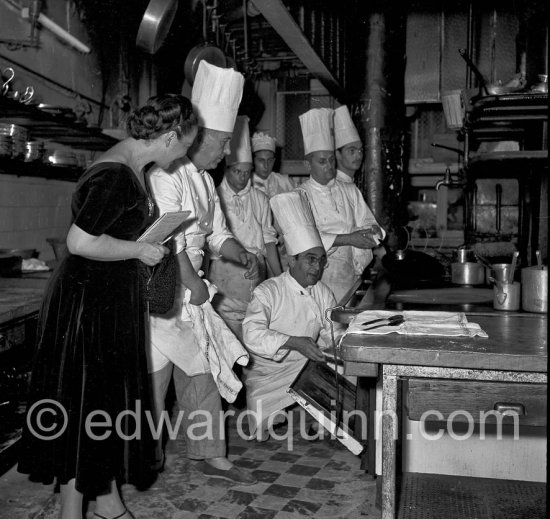 Poppy Cannon (Elsa Maxwell of the gastronomie internationale) in the kitchen of the Hotel Negresco. Nice 1957 - Photo by Edward Quinn