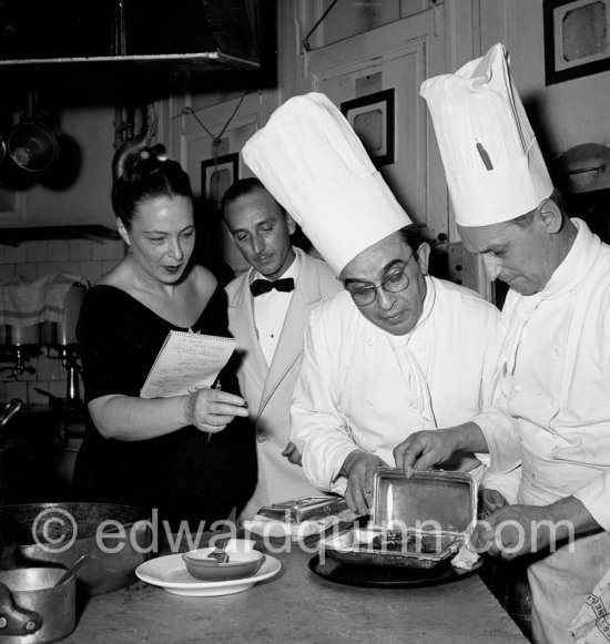 Poppy Cannon (Elsa Maxwell of the gastronomie internationale) in the kitchen of the Hotel Negresco. Nice 1957 - Photo by Edward Quinn