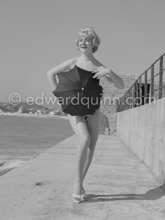 Anny Nelson ("Pin-up with Heart"), beauty queen "Miss Angora", enjoying a sunny moment at the beach. Nice 1959. - Photo by Edward Quinn