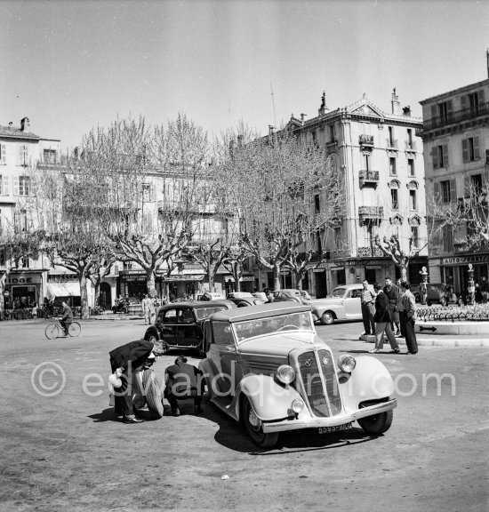 Broken-down car: 1948 Salmson S4 61 (?). Nice 1950. - Photo by Edward Quinn