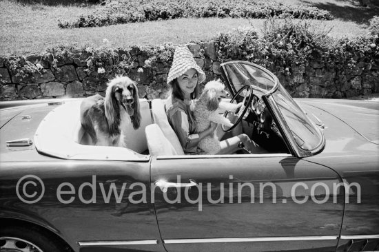 Alfa Romeo 2000 Spider 1959 (?). David Niven. Tersmedes, Hjordis (Swedish wife of Niven); David Jr, and Jamie (Niven’s sons). Saint-Jean- Cap Ferrat 1961. © edwardquinn.com - Photo by Edward Quinn