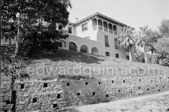 Villa Jardin de Latil of Lady Anna Orr–Lewis, estranged third wife of Canadian industrialist Sir Duncan Orr–Lewis. Golfe-Juan 1962. - Photo by Edward Quinn