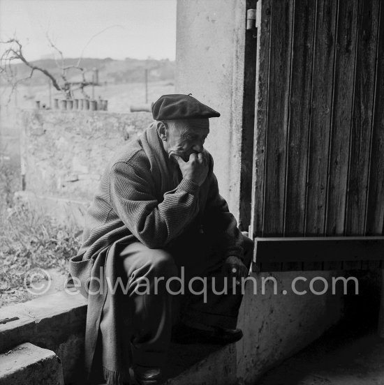 Pablo Picasso pensively at the entrance of his sculpture studio Le Fournas, Vallauris 1953. - Photo by Edward Quinn