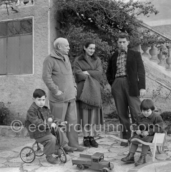 Pablo Picasso, Françoise Gilot, Paulo Picasso, Claude Picasso and Paloma Picasso in the garden of La Galloise. With tricycle. Vallauris 1953. - Photo by Edward Quinn