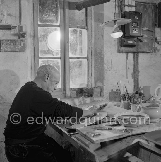 Pablo Picasso working on first version of plate of a woman (Irène Rignault, Madame X), during filming of "Pablo Picasso", directed by Luciano Emmer. Madoura pottery, Vallauris 14.10.1953. - Photo by Edward Quinn