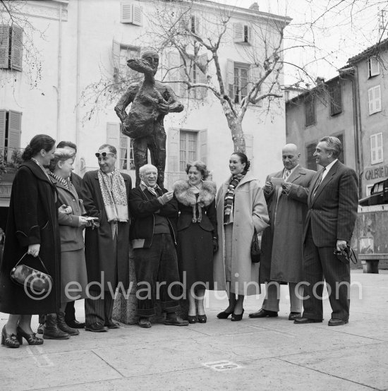 Pablo Picasso and Hélène Parmelin (second from left) with Sovjet Film delegation: Catherine Litvinenko, Serge Youtkevitch (director), Ljubov Orlova (with fur collar), Klara Luchko, Akaky Khorava, Grigori Alexandrov (director) in front of Pablo Picasso sculpture "L’homme au mouton". Place Paul Isnard, Vallauris 1954. - Photo by Edward Quinn