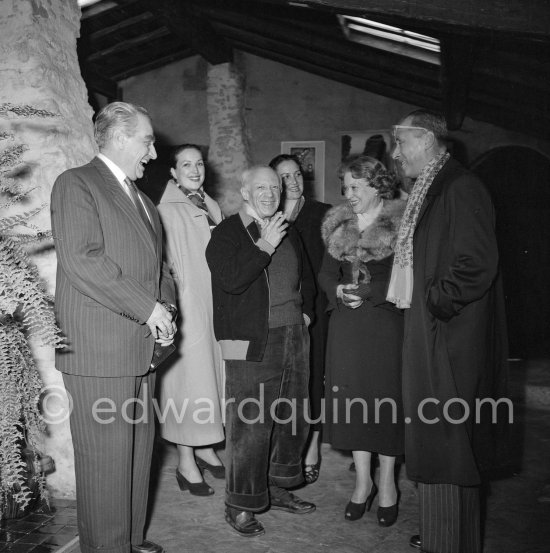 Pablo Picasso with a Sovjet Film delegation. From left Grigori Alexandrov (director), Klara Luchko, Pablo Picasso, Catherine Litvinenko, Ljubov Orlova, Serge Youtkevitch (director). Galerie Madoura, Vallauris 1954. - Photo by Edward Quinn