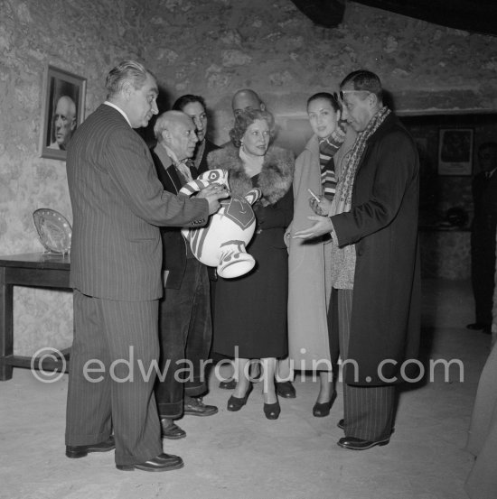 Pablo Picasso with a Sovjet Film delegation. From left Grigori Alexandrov (director), Pablo Picasso, Catherine Litvinenko, Ljubov Orlova, Paulo Picasso, Klara Luchko, Serge Youtkevitch (director). Galerie Madoura, Vallauris 1954. - Photo by Edward Quinn