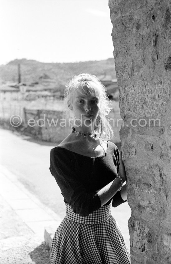 A young art student, Sylvette David, was chosen by Pablo Picasso as model in 1954. for a series of paintings and drawings. Vallauris 1954. - Photo by Edward Quinn