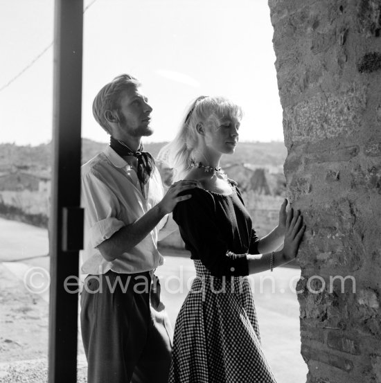 A young art student, Sylvette David, was chosen by Pablo Picasso as model in 1954. for a series of paintings and drawings. With her fiancée Toby Jellinek. Vallauris 1954. - Photo by Edward Quinn