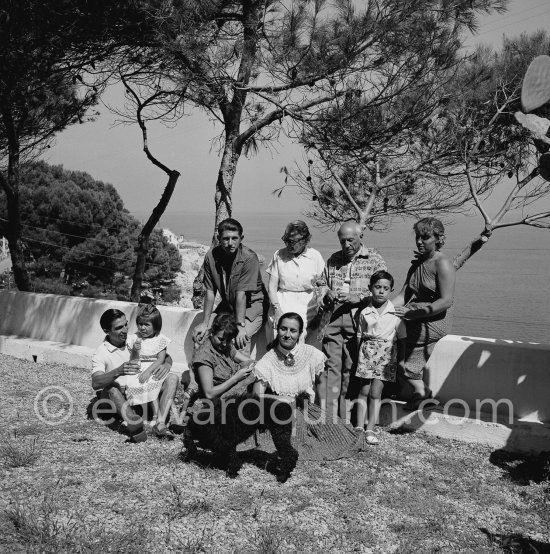 In the garden of house Shady Rock of Marie Cuttoli, close friend and collector of Pablo Picasso\'s works. From left: Javier Vilató, Paloma Picasso, Germaine Lascaux, wife of Vilató, Françoise Gilot, Paulo Picasso, Marie Cuttoli, Pablo Picasso, Maya Picasso, Claude Picasso. Cap d’Antibes 1954. - Photo by Edward Quinn